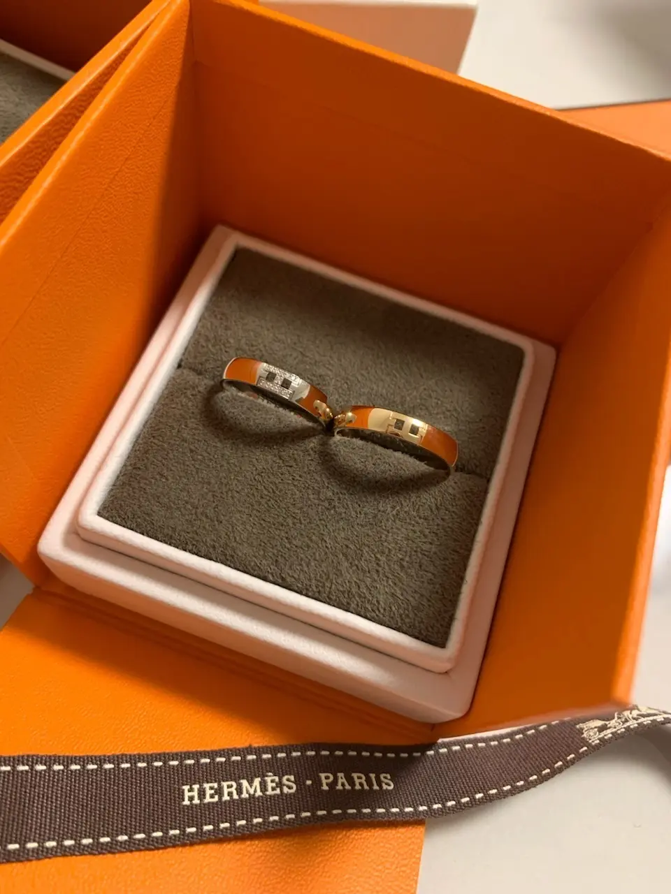 後悔しないエルメスの結婚指輪選び！人気モデル徹底比較と最新相場