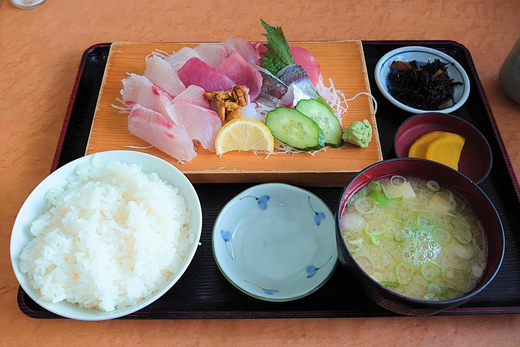 なぜ市場食堂城南店は行列が絶えないのか？海鮮丼の真価と攻略法を追う