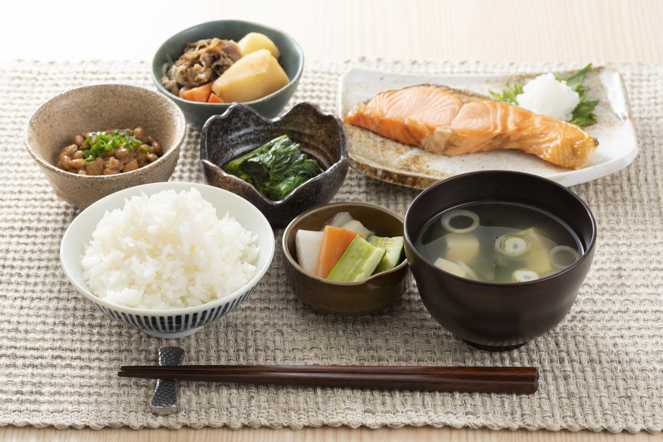 ご飯と味噌汁の正しい位置とは？左飯右汁の理由と関西の配膳事情