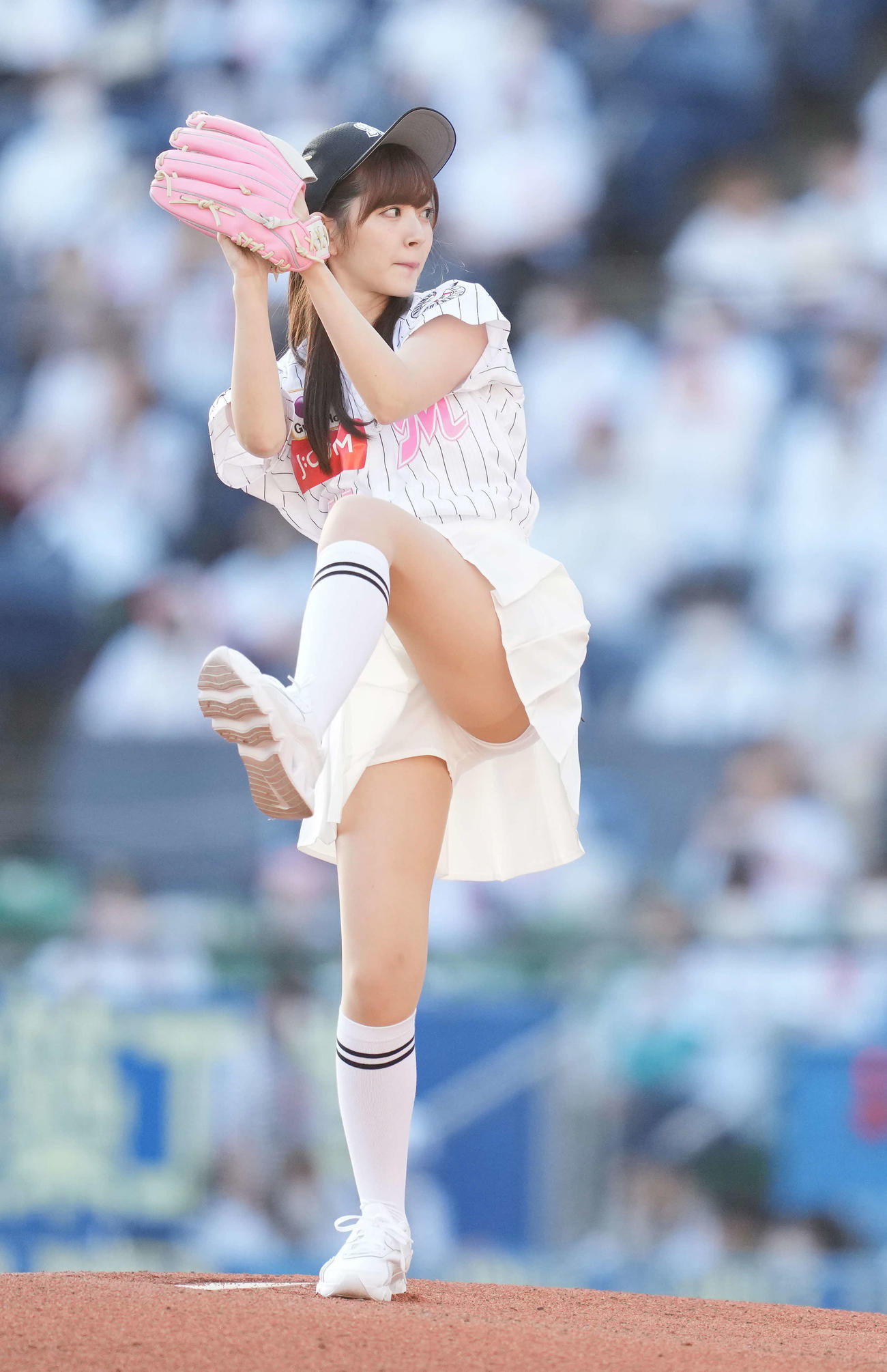 鈴木愛理の始球式が神かわいい！見事なノーバウンド投球と猛特訓の舞台裏