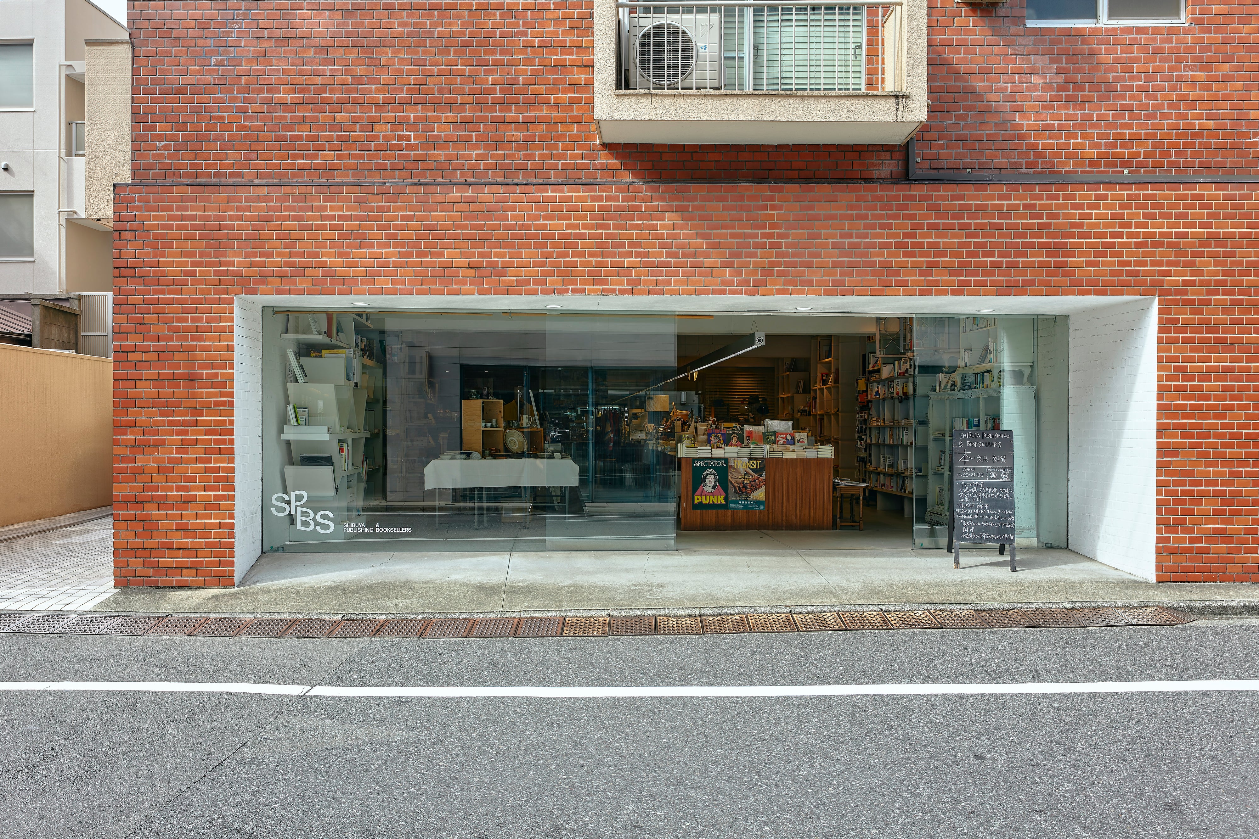 奥渋谷の話題店Spbsを独占取材！本屋と編集部が魅せる空間