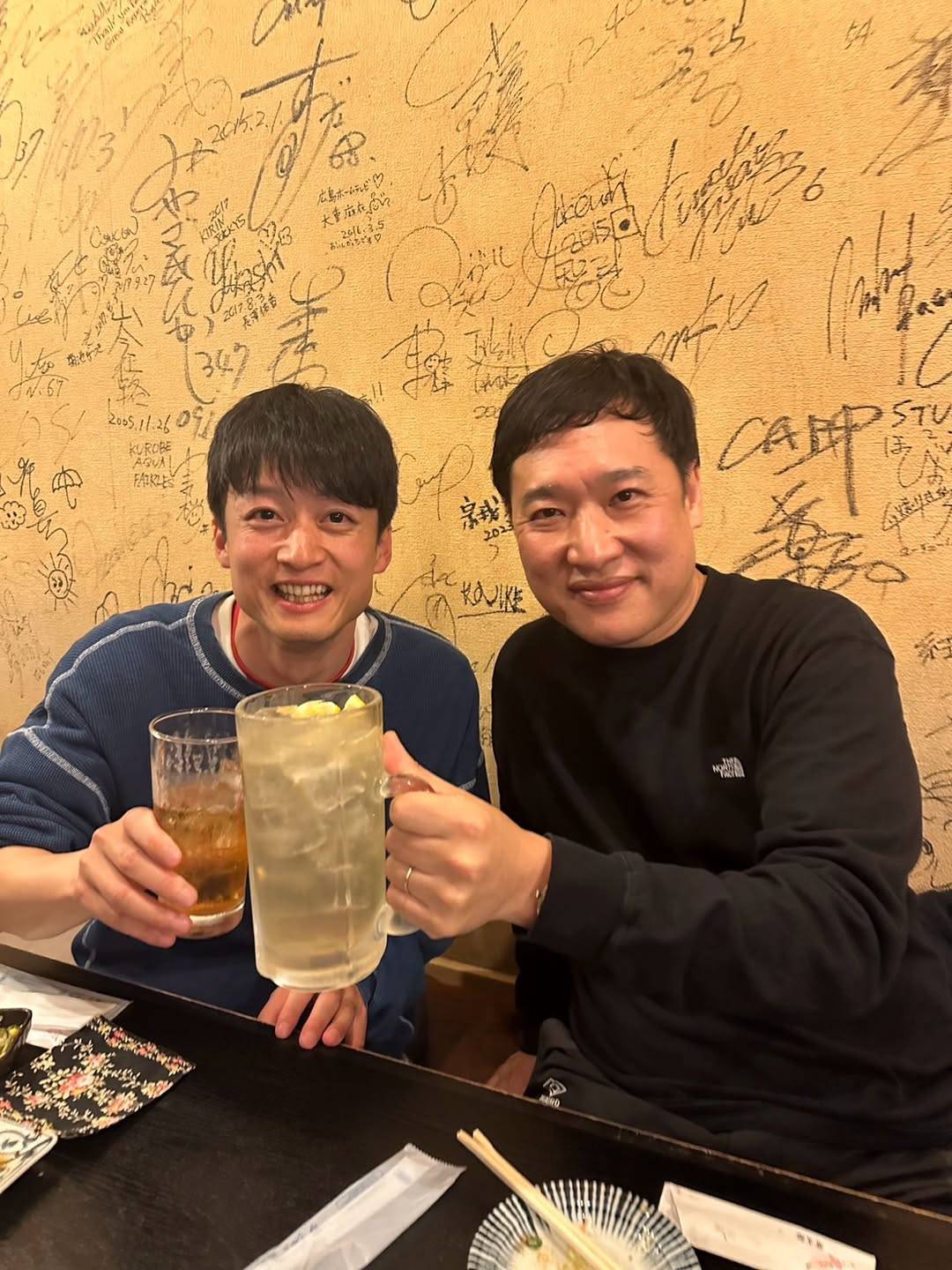 山里亮太のメガネなし素顔がイケメン？赤メガネ外した顔と蒼井優の反応