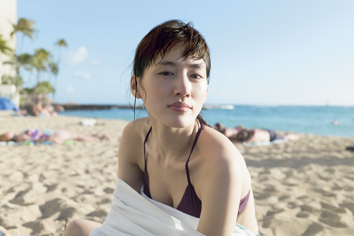 綾瀬はるかの水着姿に衝撃！グラビア封印の真相と国民的女優へ導いた転機
