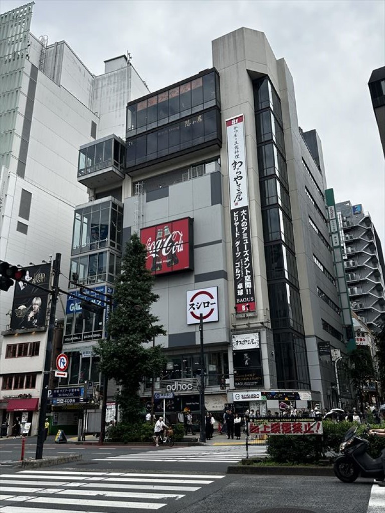 新宿三丁目の象徴が変貌？アドホック新宿ビルの最新テナントと再開発の真相