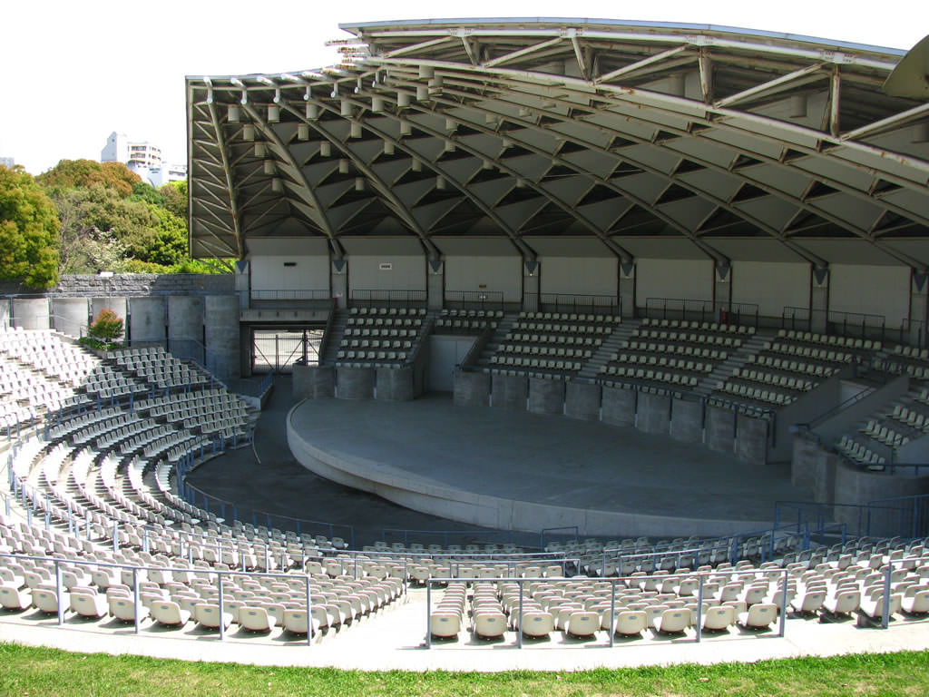 服部緑地野外音楽堂の完全攻略｜キャパ・座席見え方と雨天カッパ必須の鉄則