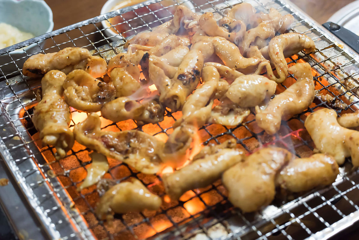なぜ、もつ焼きばんは連日大行列なのか？元祖レモンサワーと名物の真相