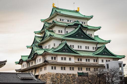 伝説の巻き髪が復活！令和版名古屋巻きの最新トレンドと小顔テク