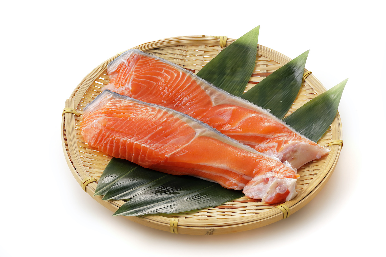 サーモンとは何か？鮭との決定的な違いと生食できる理由を徹底解明
