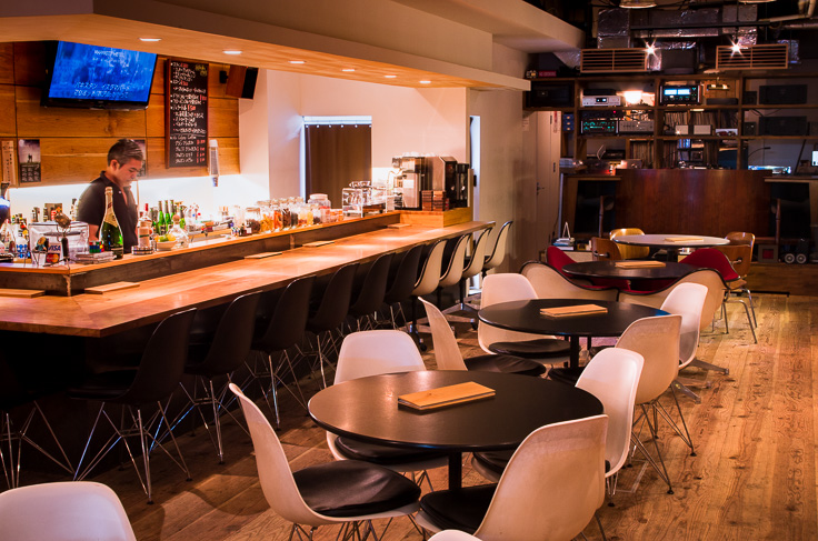 【2026年最新】カフェとバーの境界線が消える時：都市空間を塗り替える「Bar Cafe the S」の全貌とカルチャー革命
