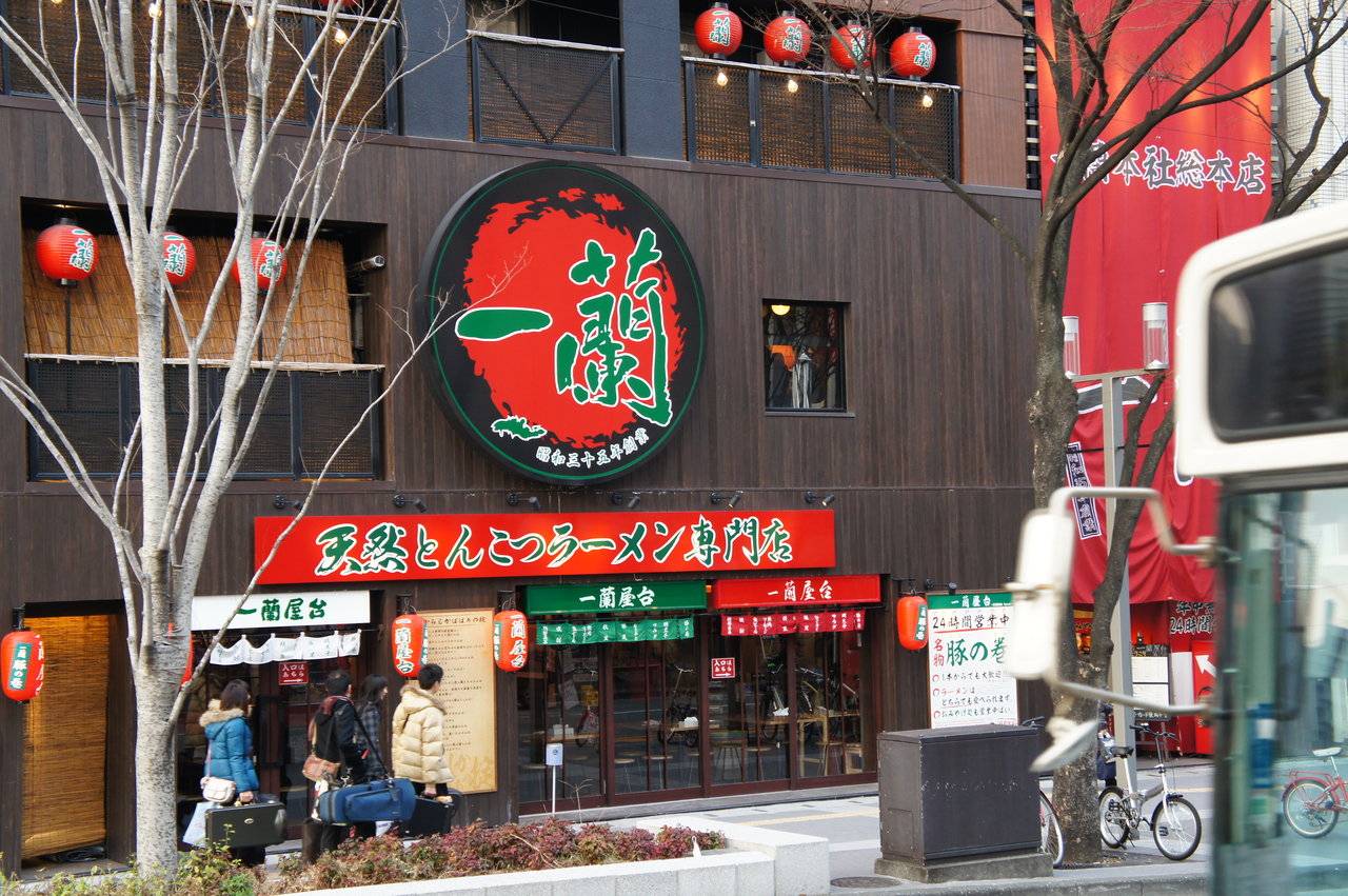一蘭本社総本店の限定メニューと屋台の魅力！混雑回避と他店との違い