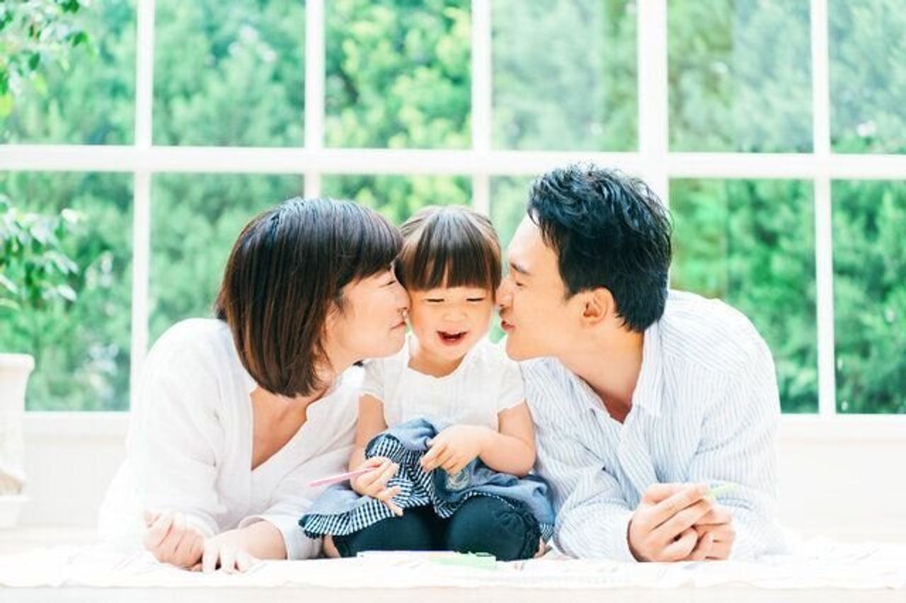 親がラブラブな姿は子供に悪影響？自己肯定感と疎外感を分ける境界線