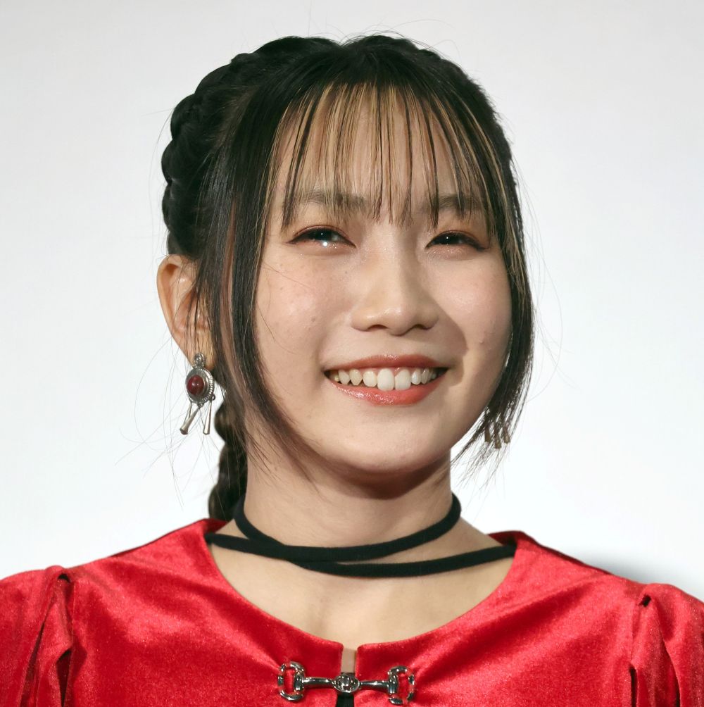 素顔の解禁か、それとも芸術的演出の進化か？Adoが世界ツアーで見せた「素顔」と「匿名性」の境界線