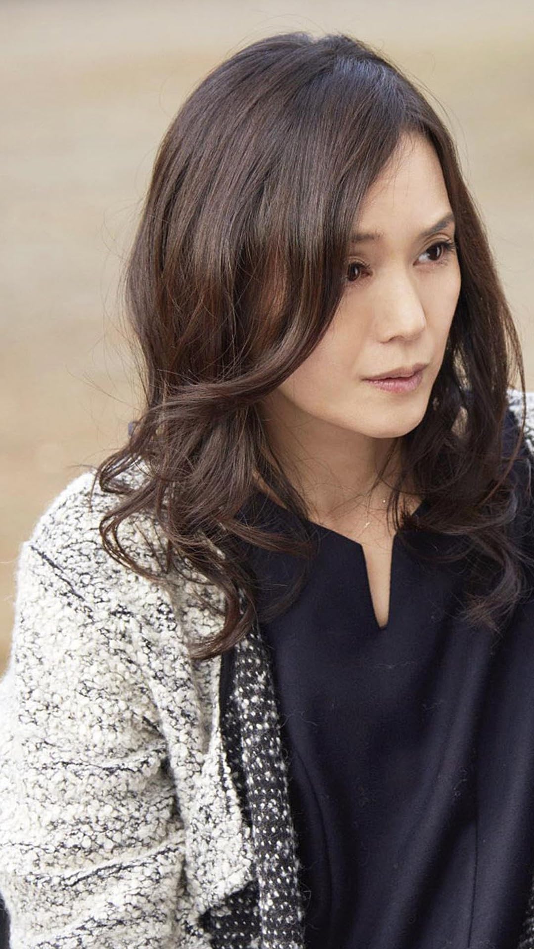 【2026年最新】女優・奥貫薫が佇む「静けさの美学」——作品の空気を一変させる圧倒的存在感と表現者の深層