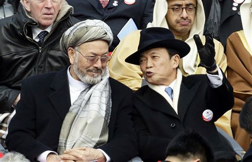 麻生太郎のマフラー巻き方の秘密！愛用ブランドと政界ファッション