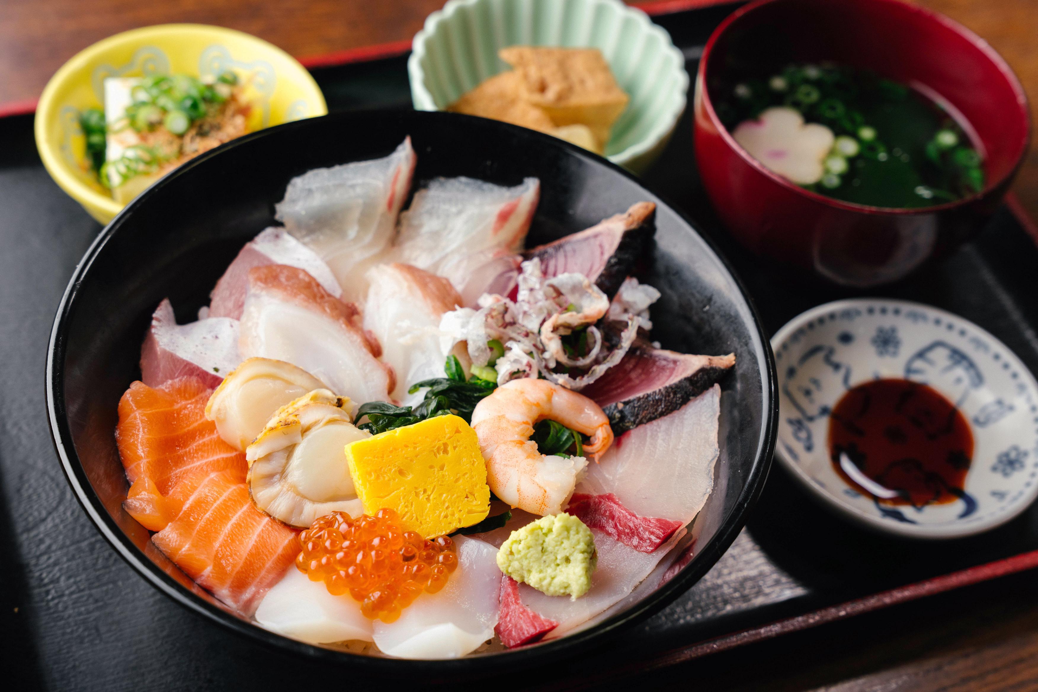海鮮いづつの行列と名物海鮮丼の真相！混雑回避と2026最新情報
