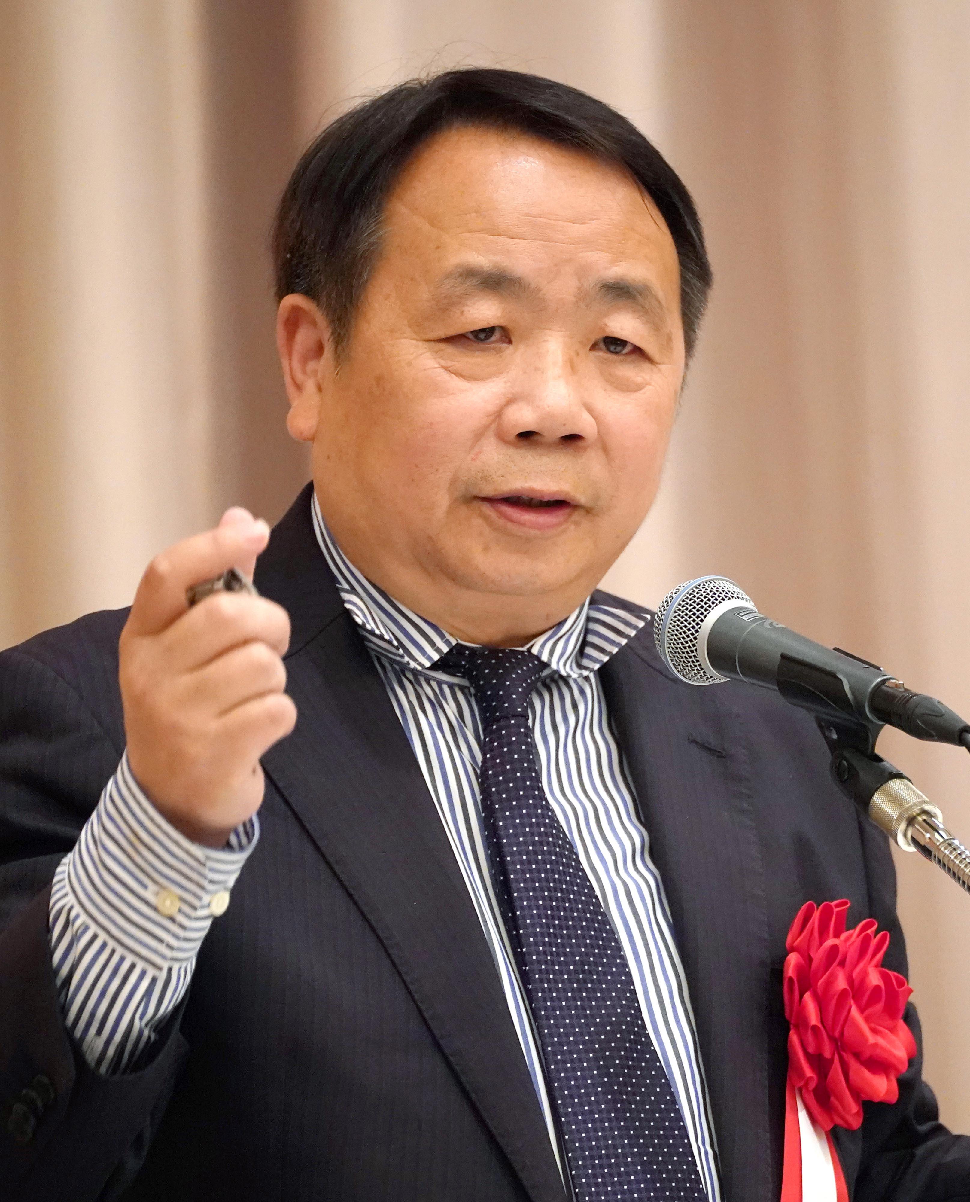 帰化人政治家を巡る波紋：憲法解釈と二重国籍問題の深層に迫る