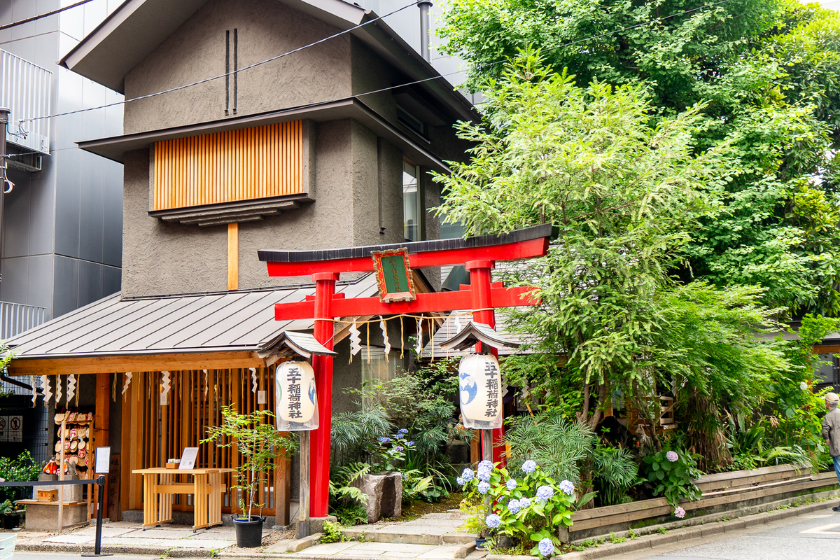 神保町の路地に眠る五十稲荷神社｜限定御朱印とご利益の真実【2026】