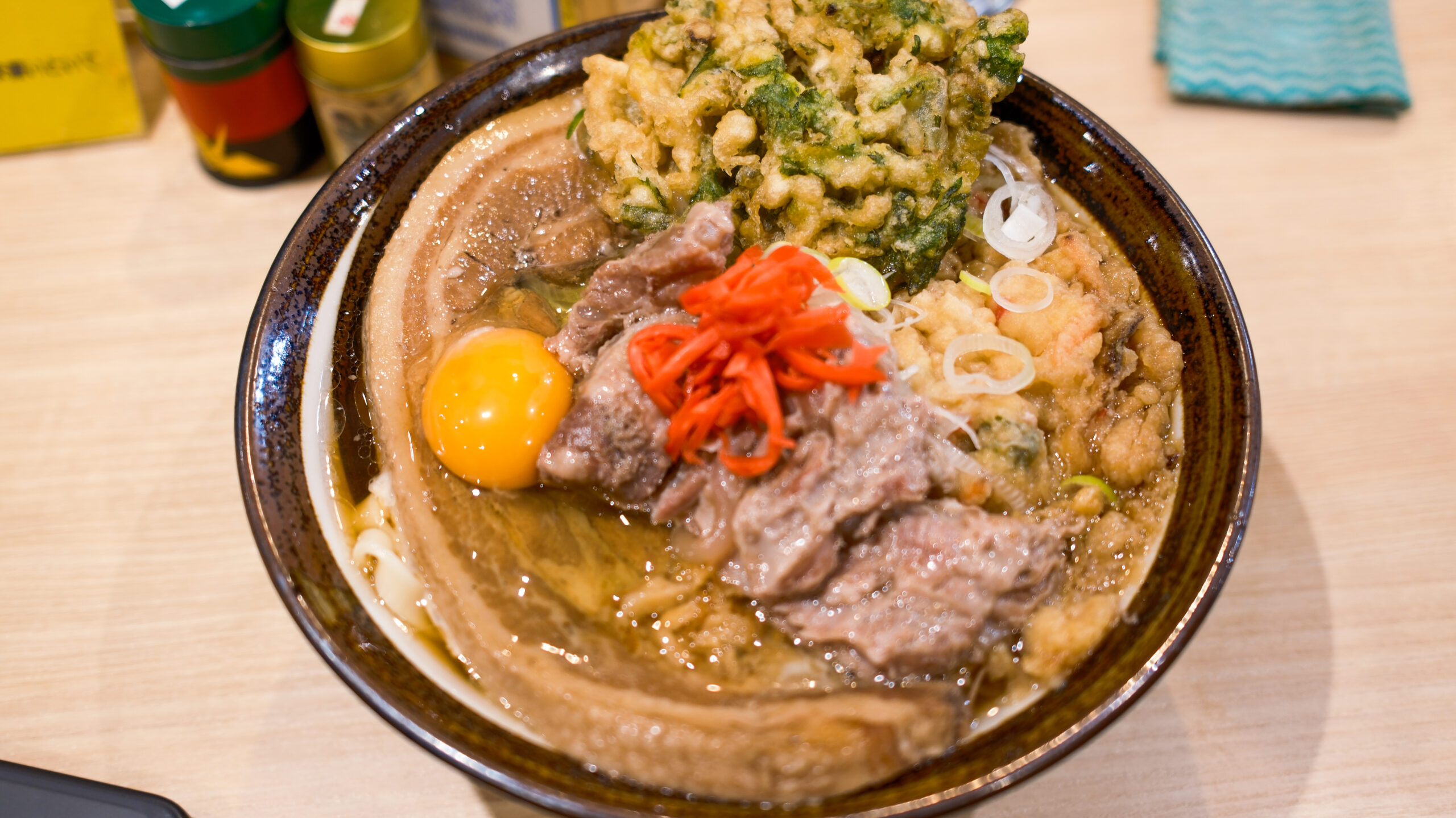 肉肉しいとはどういう意味？誤用の真相や憎々しいとの違いを徹底解説