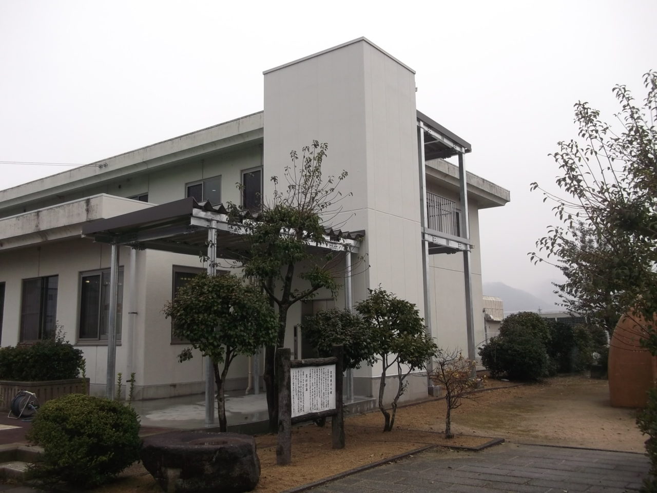 スクリーンを飾った伝説の地！万富公民館の最新聖地巡礼ガイド