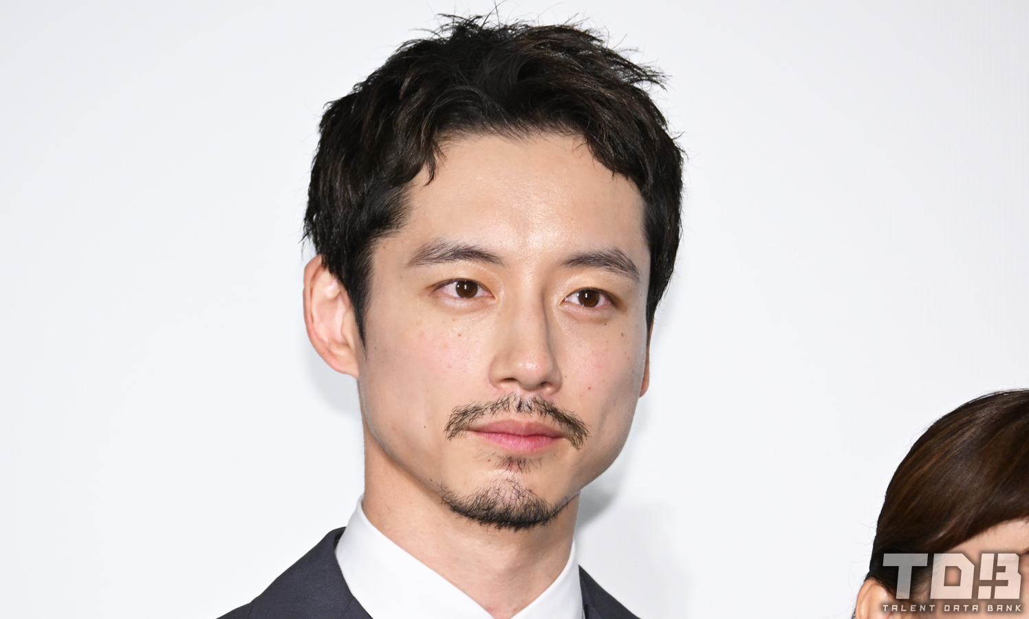 坂口健太郎の短髪スタイルが話題！最新主演作の舞台裏とオーダー法