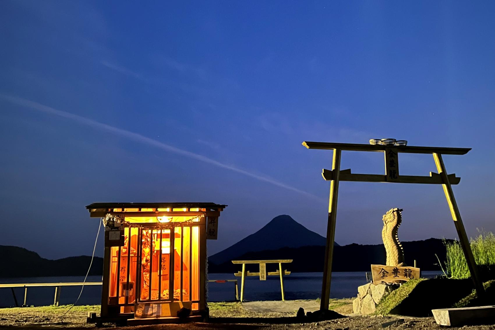 黄金の鳥居で金運急上昇？京都・御金神社など全国比較と真相【2026】