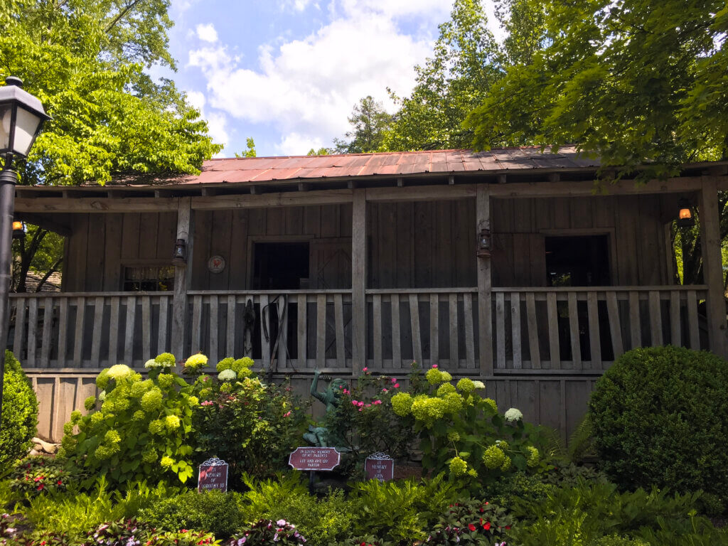 Dolly Parton’s Childhood Cabin Has Become a Dollywood Attraction