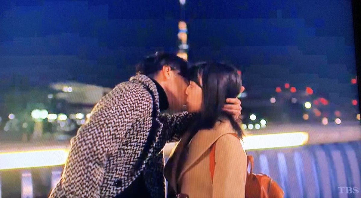 キスする時頭を抑える男性心理とは？独占欲と本命サインの真実