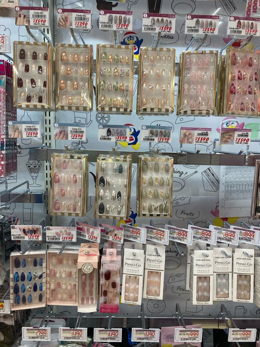 ドンキのネイルチップが高見え！売り場・人気デザインと持ちの真相を徹底調査