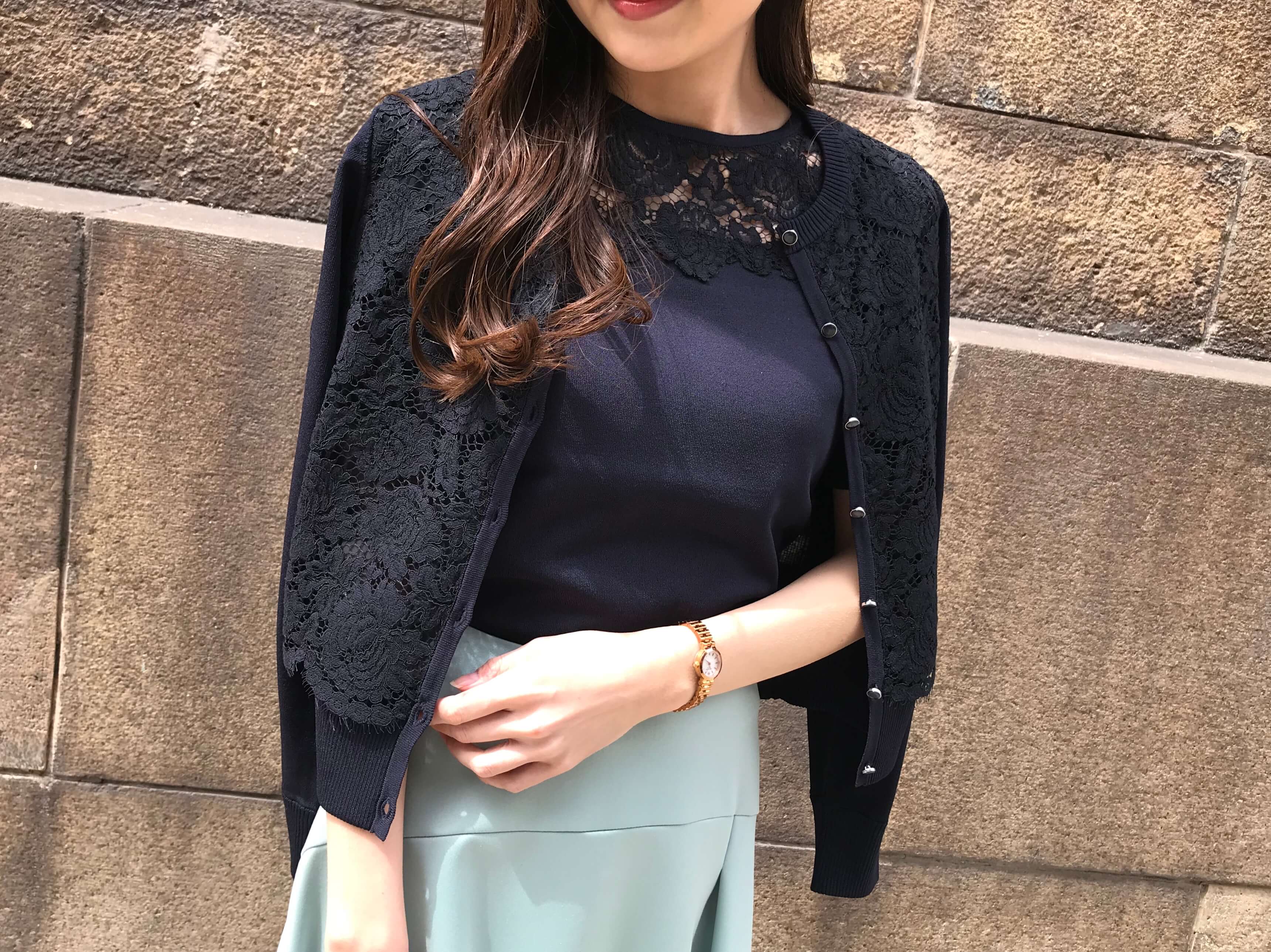 2026年春、なぜ街中に「透ける羽織り」があふれているのか？空前の羽織りブームを牽引する名品の裏側
