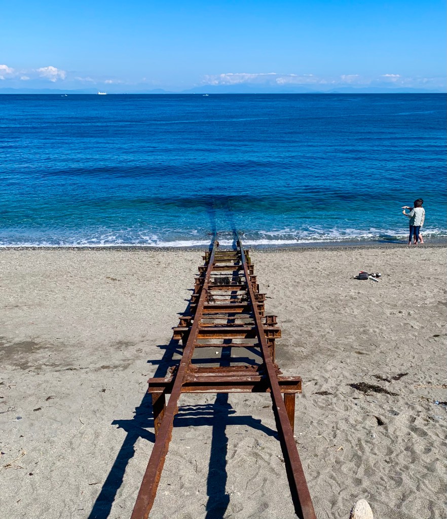 海へと続く線路の真相！千と千尋の聖地が消えた理由と2026年最新事情