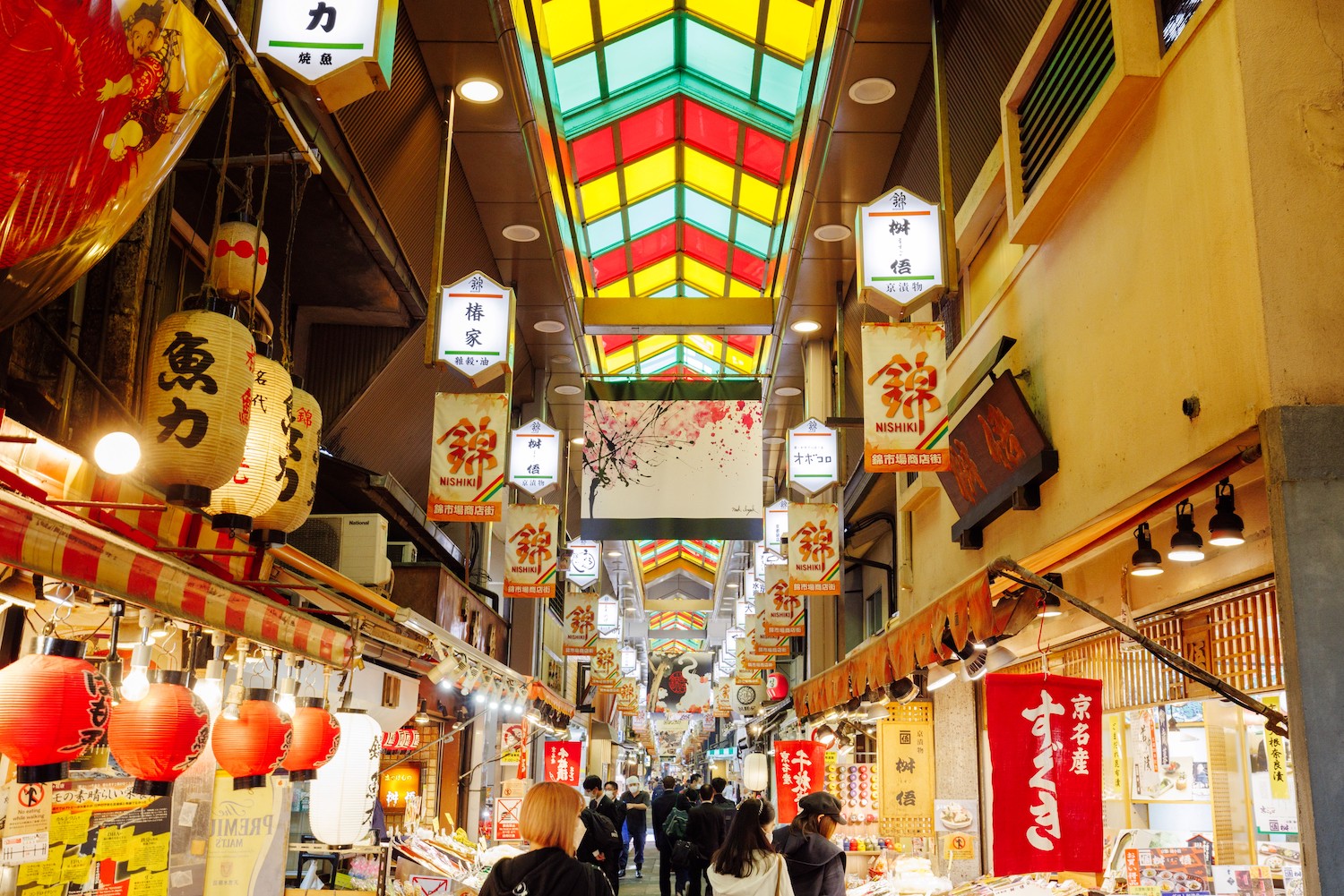 【2026最新】京都・錦市場の営業時間は何時から？定休日と混雑攻略法