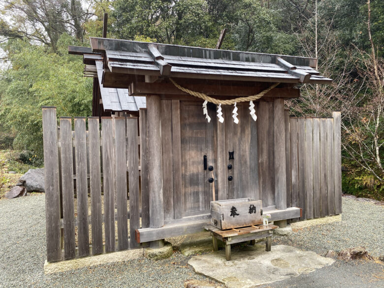 富士の湧水と静寂が紡ぐ「祓いの聖地」——なぜ今、瀧川神社に人が押し寄せるのか【2026年最新ルポ】