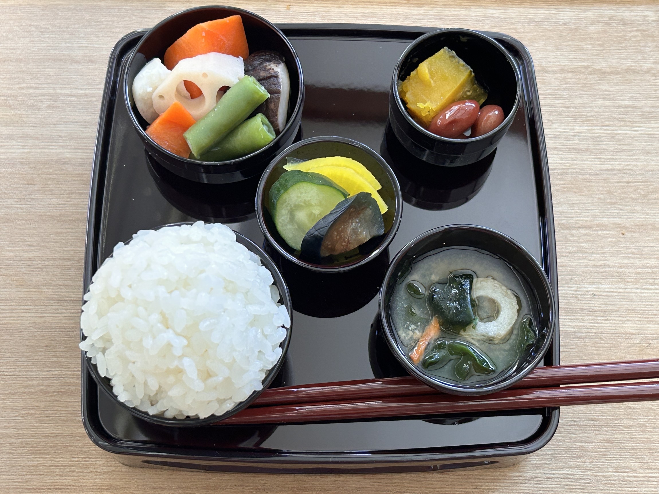 お盆のお供え料理と霊供膳の並べ方完全ガイド！Ng食材や宗派の作法