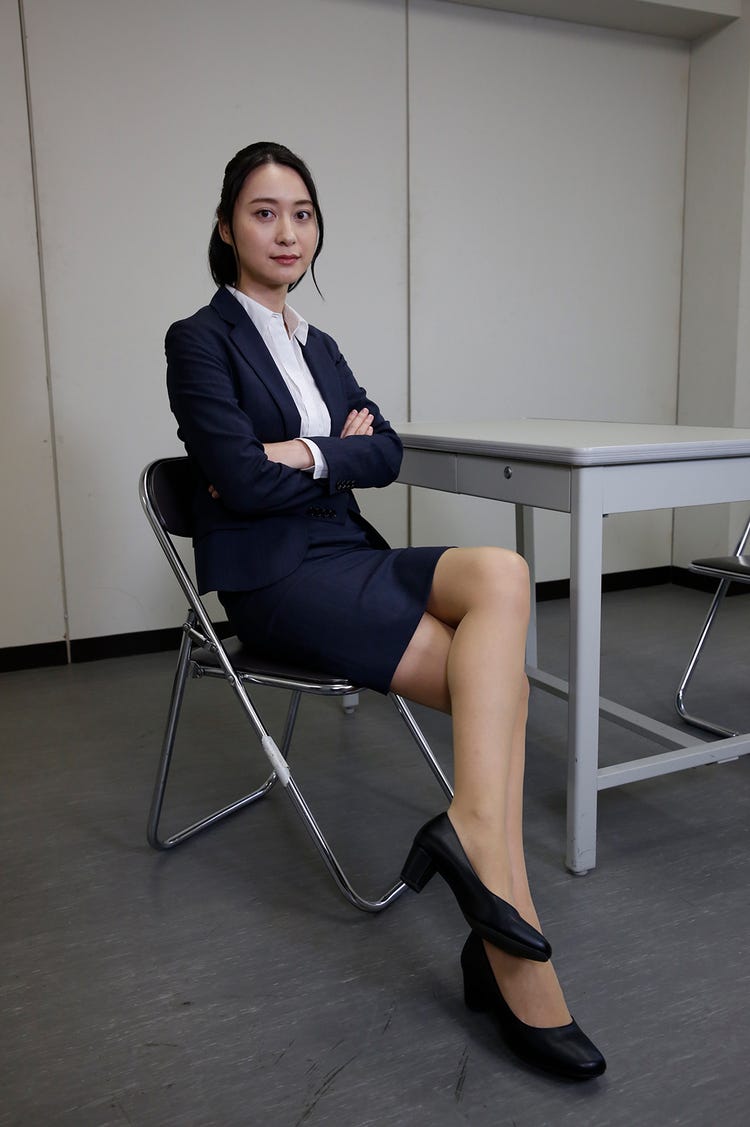 小川彩佳の美脚と知的スタイル！報道番組を彩る衣装と美の全貌