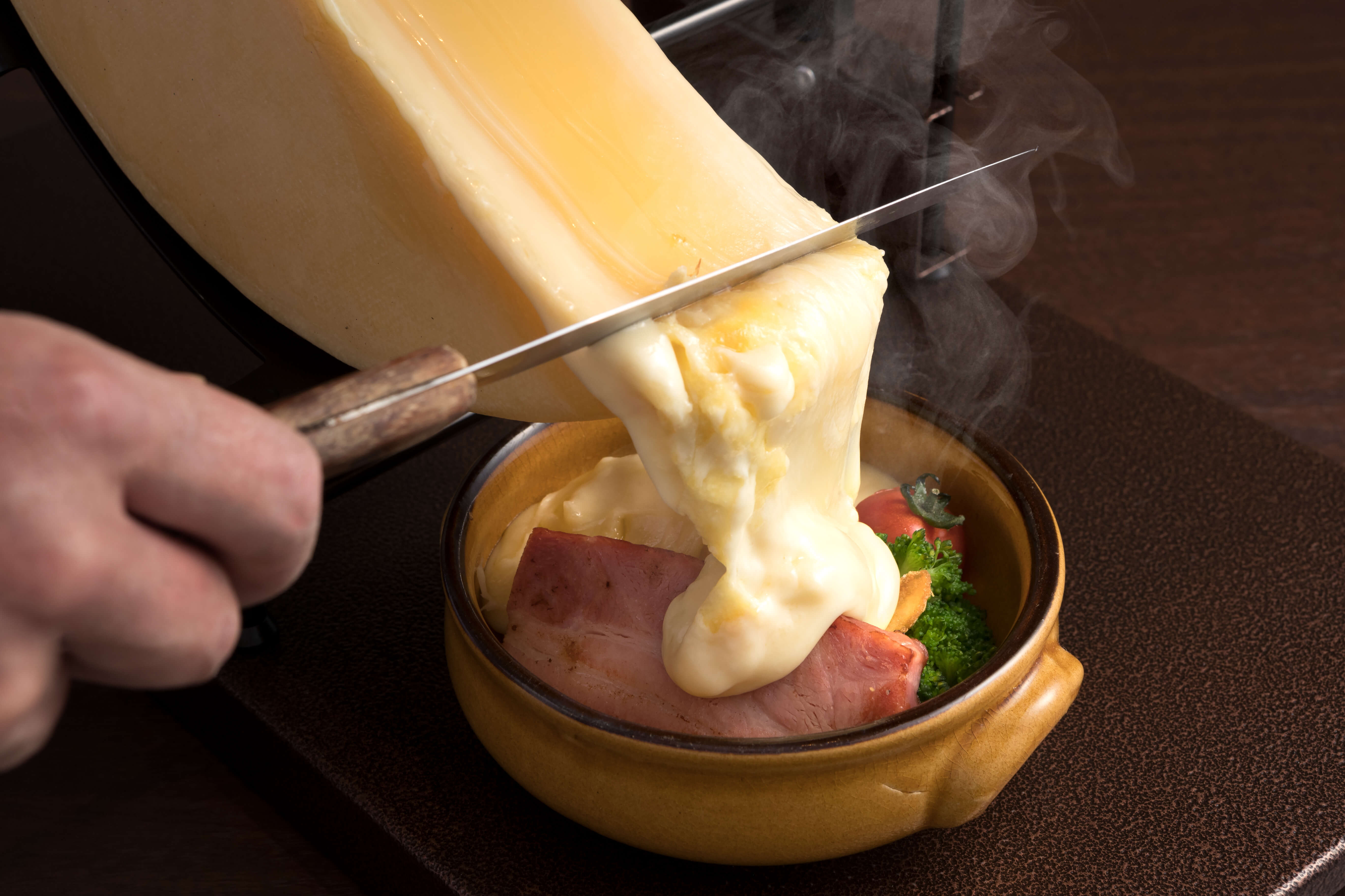 本場スイスの味を自宅で！失敗しないラクレットチーズ最新活用術