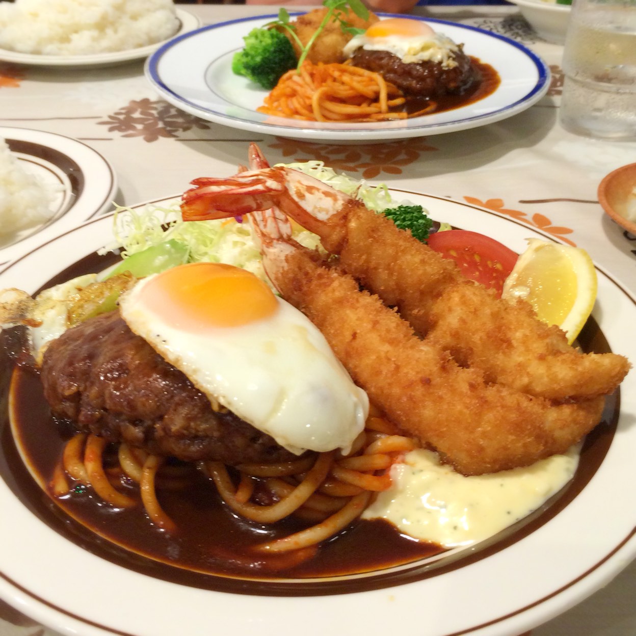 四日市屈指の老舗洋食グリルニューコトブキの魅力と行列攻略法