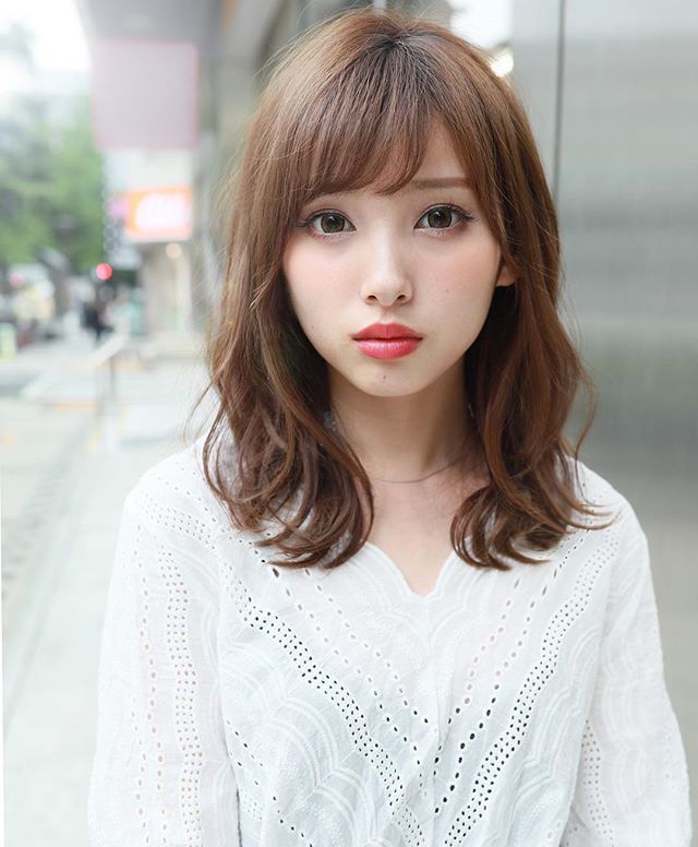 【2026年最新】セミロングはどれくらいの長さ？鎖骨下〜胸上のCm基準と失敗しないトレンド攻略法
