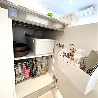 狭いキッチンが劇的に広がる！「シンク下観音開き」を100均だけで攻略する2026年最新の神収納アイデア