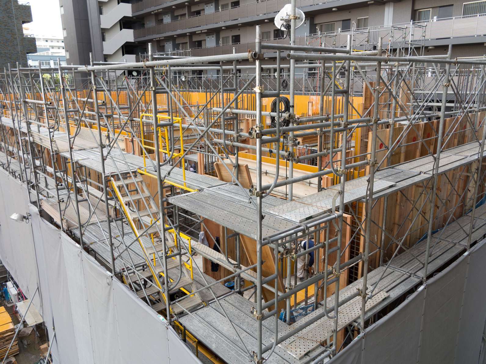 支保工と足場の違いを徹底解剖！代用禁止の理由と2026年安全基準