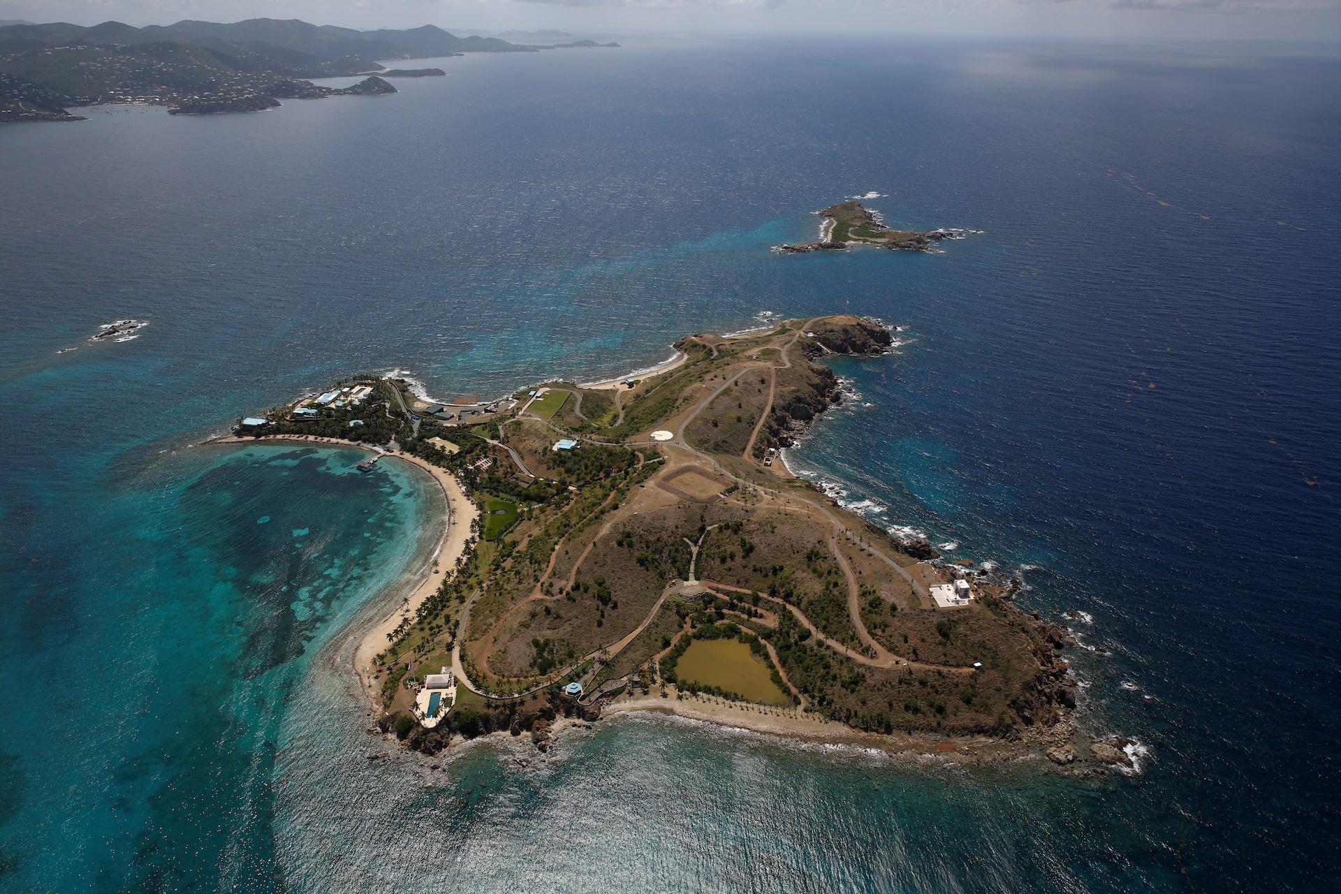 エプスタイン島の全貌と現在｜流出文書と顧客リストの真相を追う