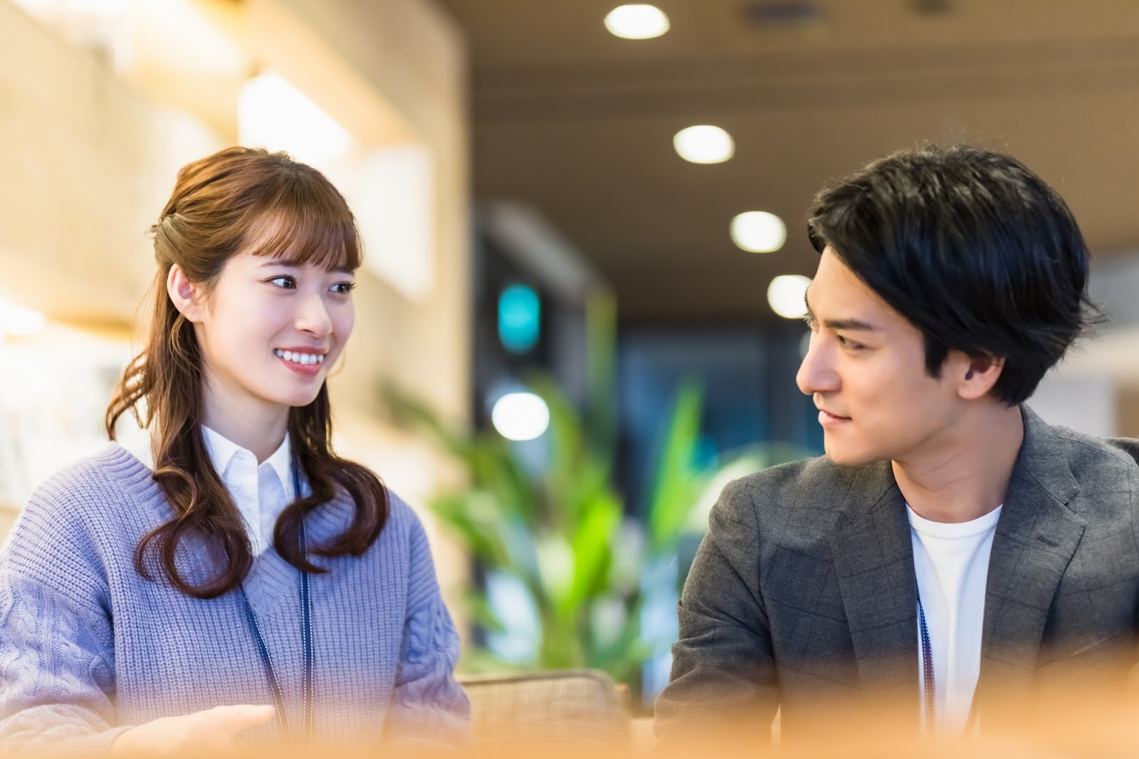 自分のことが好きな人は魅力的？それともナルシスト？決定的な差を解明