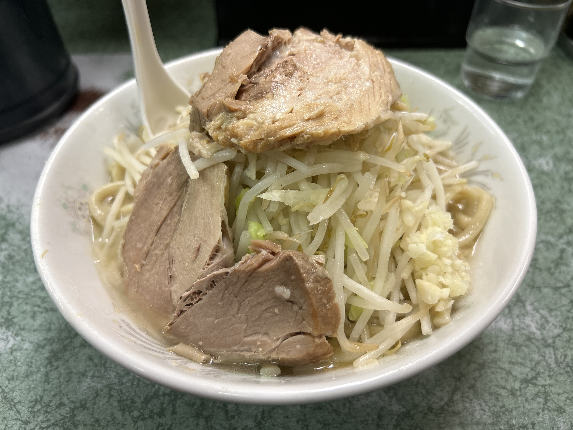 2026年、なぜこの店だけが異彩を放つのか？行列が絶えない「新宿二郎」の覚醒と進化