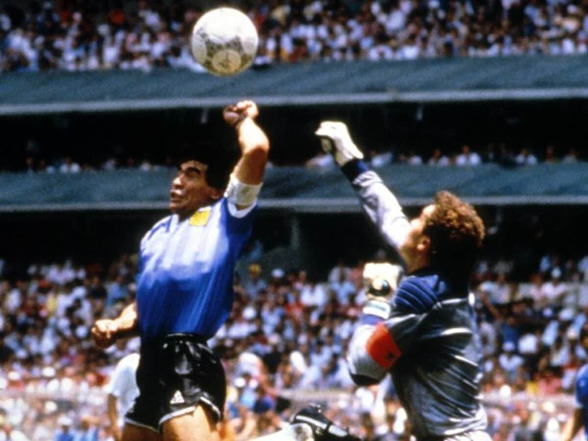 サッカー「神の手」はなぜ生まれた？歴代の疑惑とVar時代の真実
