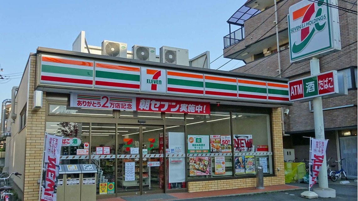 話題のコラボ結集！セブンクリスマスケーキの予約術とセール情報