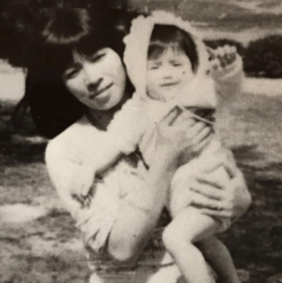 石田ゆり子の母親の真相｜沖縄ルーツや美貌の噂、現在の姿と実家秘話