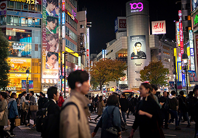 渋谷の街頭ビジョンをジャックした謎の文字列「100? ?? ?? ?? ?」の正体とは？2026年最大のデジタルミステリーに迫る