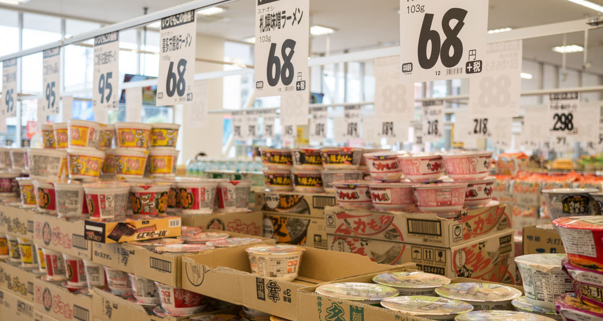 物価高の2026年、なぜ「惣菜198円・たこ焼き100円」を続けられるのか？破竹の勢いで拡大するメガディスカウントの裏側と流通革命