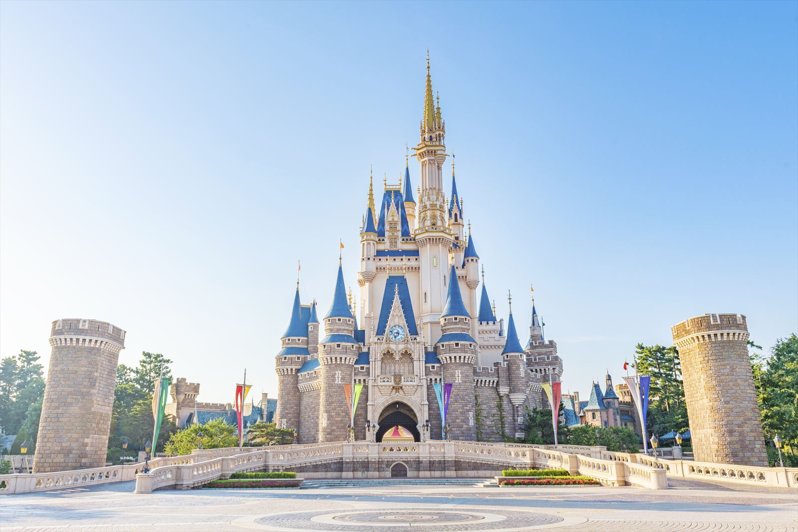 なぜディズニーは夢の国と呼ばれるのか？世界観の裏ルールと噂の真相