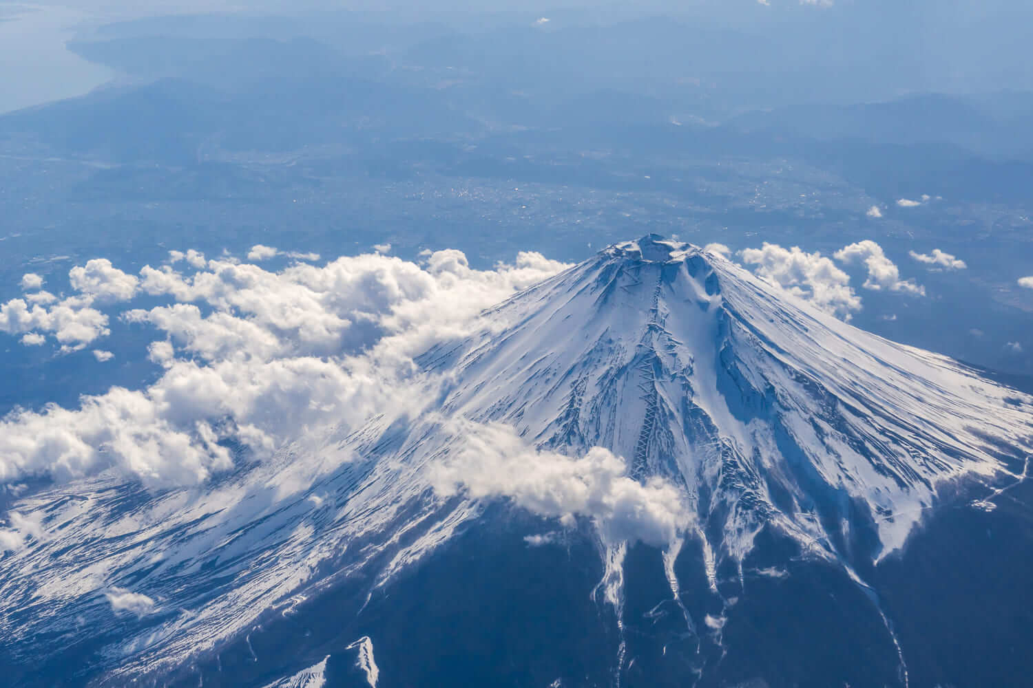 【2026年最新】富士山は何県にある？静岡と山梨の「境界線」に隠された衝撃の事実と山頂の知られざる所有権