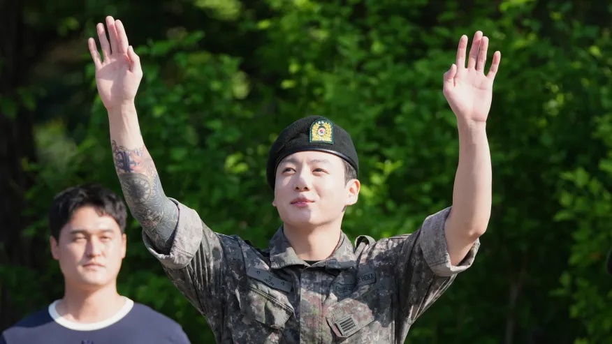 Kim Jong Kook Explaining His Military Service